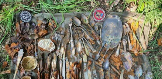 Garnek pełen srebra został odkryty w okolicach Lubania przez poszukiwaczy (GALERIA +FILM) Depozyt ze srebrną zastawą