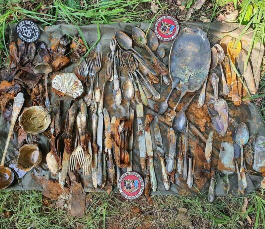 Garnek pełen srebra został odkryty w okolicach Lubania przez poszukiwaczy (GALERIA +FILM) Depozyt ze srebrną zastawą