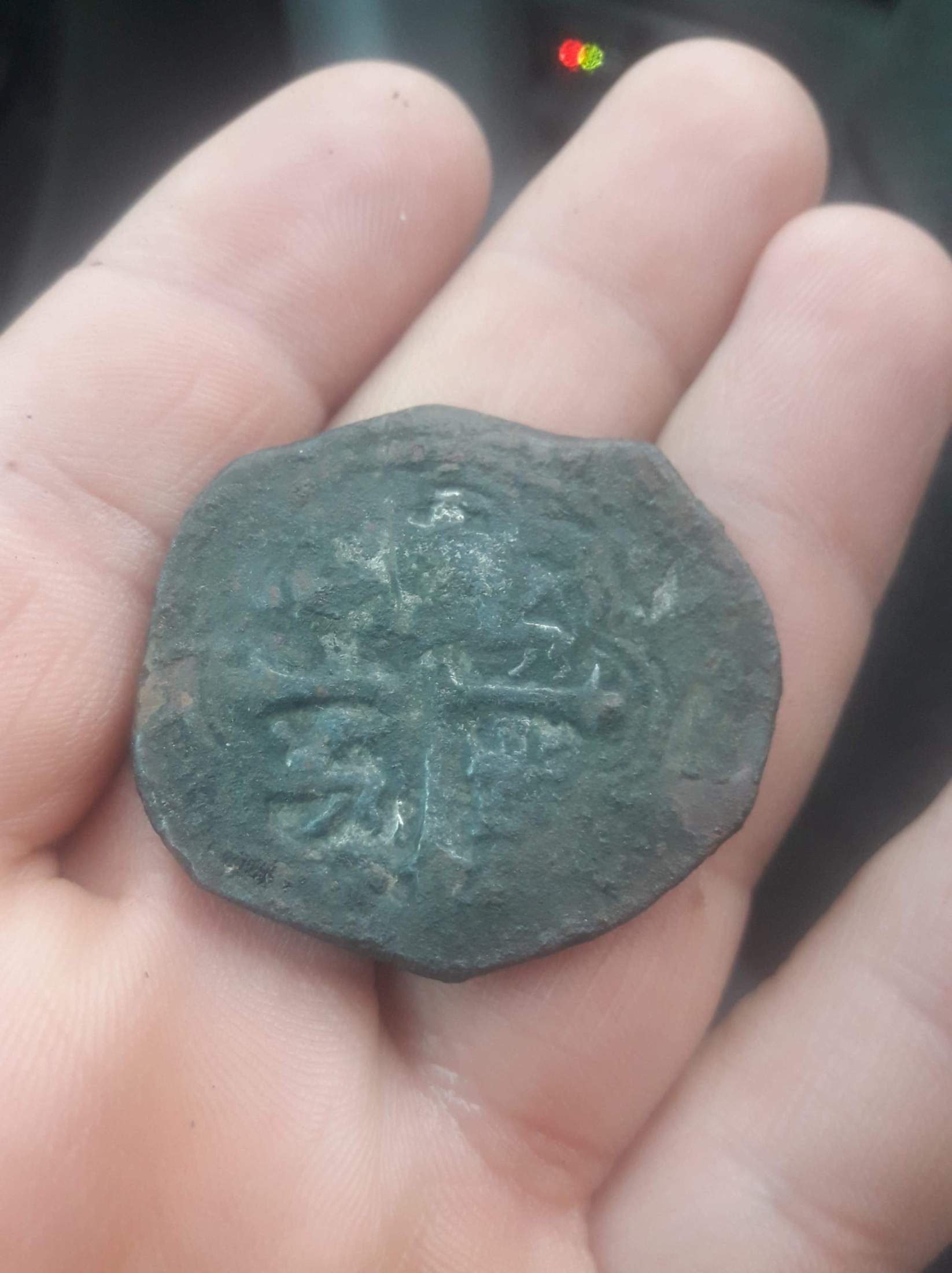 Lubelskie. Hiszpańska moneta "piratów" wybita w Meksyku odnaleziona w polu (GALERIA)