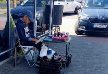 Niesamowity chłopak z Gniezna wzruszył serca internautów! Chłopiec z Gniezna sprzedaje maliny i przetwory mamy czytając książki