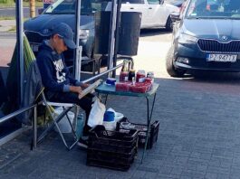 Niesamowity chłopak z Gniezna wzruszył serca internautów! Chłopiec z Gniezna sprzedaje maliny i przetwory mamy czytając książki