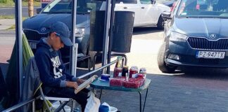 Niesamowity chłopak z Gniezna wzruszył serca internautów! Chłopiec z Gniezna sprzedaje maliny i przetwory mamy czytając książki