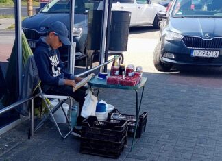 Niesamowity chłopak z Gniezna wzruszył serca internautów! Chłopiec z Gniezna sprzedaje maliny i przetwory mamy czytając książki