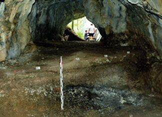 Ślady myśliwych sprzed kilkunastu tysięcy lat odkryto w tatrzańskiej jaskini Zdjęcie wykopu w jaskini w którym znaleziono pozostałości po ognisku