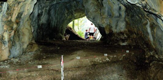 Ślady myśliwych sprzed kilkunastu tysięcy lat odkryto w tatrzańskiej jaskini Zdjęcie wykopu w jaskini w którym znaleziono pozostałości po ognisku
