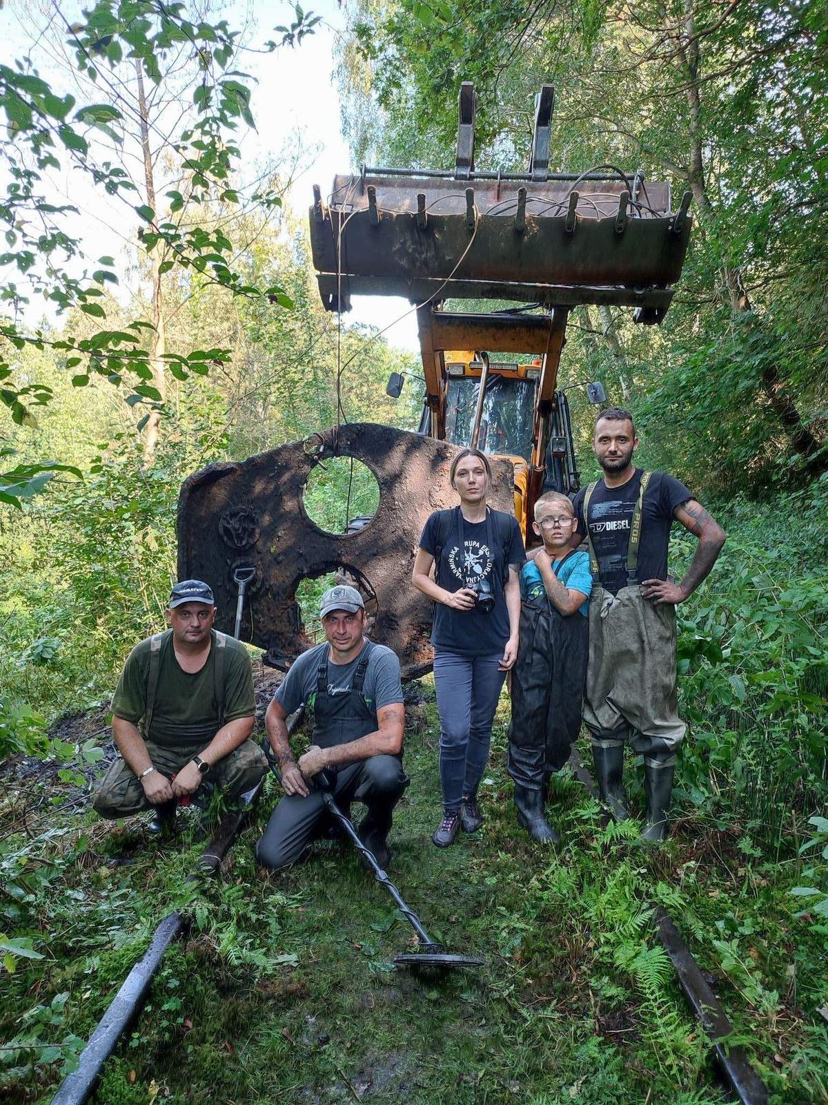 Fragmenty czołgu T-34 odnalezione przez poszukiwaczy pod Fromborkiem