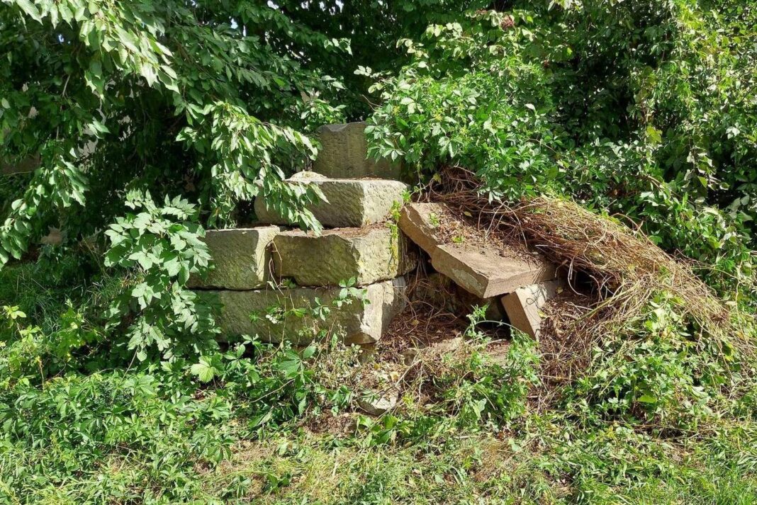 Kamienne bloki z pomnika Nieznanego Żołnierza odkryte na terenie szpitala w Lublinie