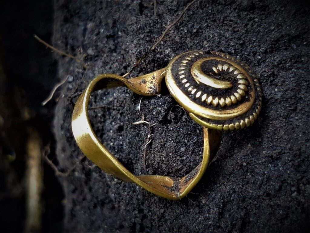 Złoty pierścień z Okresu Wpływów Rzymskich znaleziony wykrywaczem metali