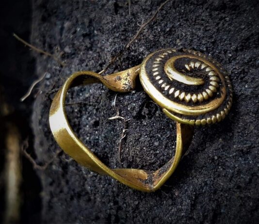 Rzymskie artefakty w okolicach Brześcia Kujawskiego odkryte wykrywaczem! (ZDJĘCIA) Złoty pierścień z Okresu Wpływów Rzymskich znaleziony wykrywaczem metali