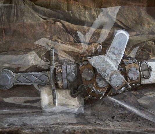 Średniowieczny miecz króla ukryty w klasztorze! Ma 700 lat… (GALERIA +FILM) Średniowieczny miecz króla Dionizego I odkryty w jego grobowcu