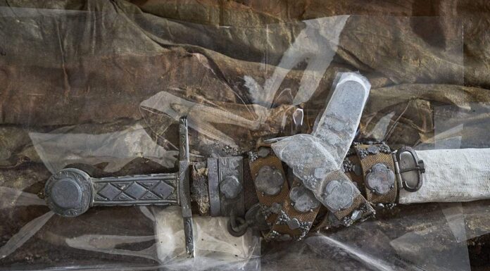 Średniowieczny miecz króla ukryty w klasztorze! Ma 700 lat… (GALERIA +FILM) Średniowieczny miecz króla Dionizego I odkryty w jego grobowcu