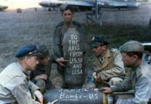 „Operacja Frantic”. Naiwność Amerykanów, czy stracona szansa dla Polski? (PODCAST) Żołnierze amerykańscy i rosyjscy w 1944 roku podczas operacji FRANTIC. W tle bombowiec B-17 Flying Fortress i samolot transportowy C-47 Dakota