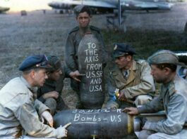 „Operacja Frantic”. Naiwność Amerykanów, czy stracona szansa dla Polski? (PODCAST) Żołnierze amerykańscy i rosyjscy w 1944 roku podczas operacji FRANTIC. W tle bombowiec B-17 Flying Fortress i samolot transportowy C-47 Dakota