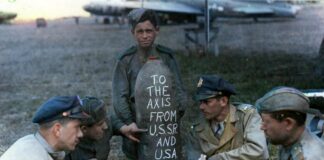 „Operacja Frantic”. Naiwność Amerykanów, czy stracona szansa dla Polski? (PODCAST) Żołnierze amerykańscy i rosyjscy w 1944 roku podczas operacji FRANTIC. W tle bombowiec B-17 Flying Fortress i samolot transportowy C-47 Dakota