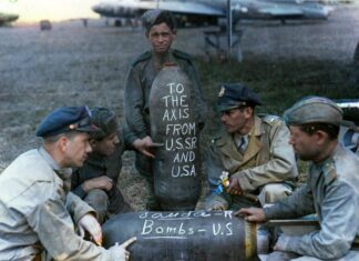 „Operacja Frantic”. Naiwność Amerykanów, czy stracona szansa dla Polski? (PODCAST) Żołnierze amerykańscy i rosyjscy w 1944 roku podczas operacji FRANTIC. W tle bombowiec B-17 Flying Fortress i samolot transportowy C-47 Dakota