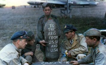 „Operacja Frantic”. Naiwność Amerykanów, czy stracona szansa dla Polski? (PODCAST) Żołnierze amerykańscy i rosyjscy w 1944 roku podczas operacji FRANTIC. W tle bombowiec B-17 Flying Fortress i samolot transportowy C-47 Dakota