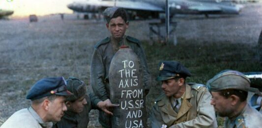 „Operacja Frantic”. Naiwność Amerykanów, czy stracona szansa dla Polski? (PODCAST) Żołnierze amerykańscy i rosyjscy w 1944 roku podczas operacji FRANTIC. W tle bombowiec B-17 Flying Fortress i samolot transportowy C-47 Dakota