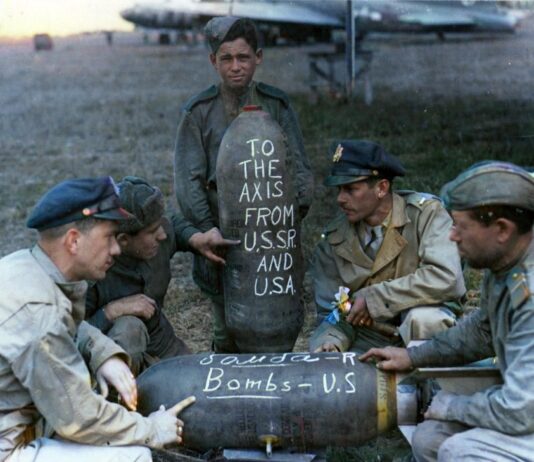 „Operacja Frantic”. Naiwność Amerykanów, czy stracona szansa dla Polski? (PODCAST) Żołnierze amerykańscy i rosyjscy w 1944 roku podczas operacji FRANTIC. W tle bombowiec B-17 Flying Fortress i samolot transportowy C-47 Dakota