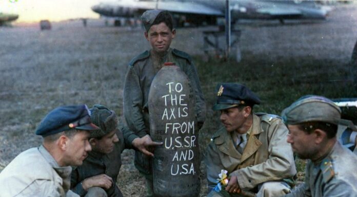 „Operacja Frantic”. Naiwność Amerykanów, czy stracona szansa dla Polski? (PODCAST) Żołnierze amerykańscy i rosyjscy w 1944 roku podczas operacji FRANTIC. W tle bombowiec B-17 Flying Fortress i samolot transportowy C-47 Dakota