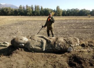 Kopał ziemniaki. Wykopał posąg wojownika z VI wieku! Kamienny posąg z VI wieku