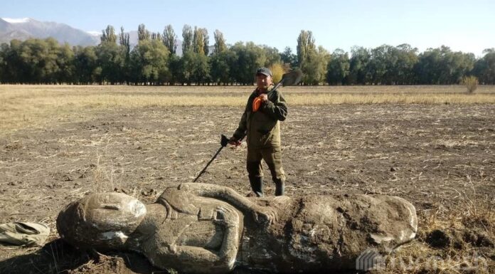 Kopał ziemniaki. Wykopał posąg wojownika z VI wieku! Kamienny posąg z VI wieku