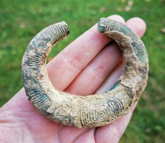 Wyjątkowy artefakt sprzed 4 tys. lat znaleziony pod Brzeskiem wykrywaczem (GALERIA) Bransoleta z epoki brązu znaleziona wykrywaczem metali