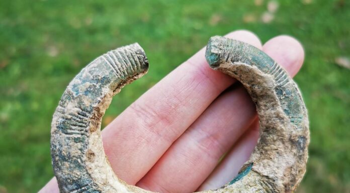 Wyjątkowy artefakt sprzed 4 tys. lat znaleziony pod Brzeskiem wykrywaczem (GALERIA) Bransoleta z epoki brązu znaleziona wykrywaczem metali