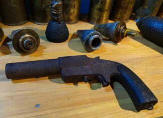 Zabytkowa rakietnica przekazana przez policję do muzeum Rosyjska rakietnica sygnałowa