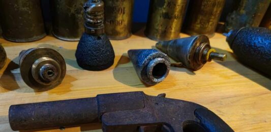 Zabytkowa rakietnica przekazana przez policję do muzeum Rosyjska rakietnica sygnałowa