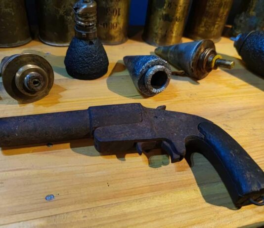 Zabytkowa rakietnica przekazana przez policję do muzeum Rosyjska rakietnica sygnałowa