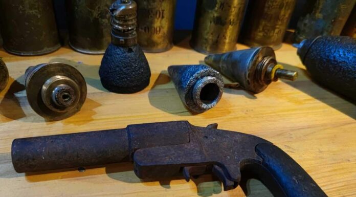 Zabytkowa rakietnica przekazana przez policję do muzeum Rosyjska rakietnica sygnałowa