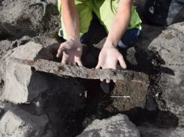 Dwa nagie miecze… złożone w miejscu pochówku Wikingów Miecz wikinga