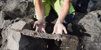 Dwa nagie miecze… złożone w miejscu pochówku Wikingów Miecz wikinga