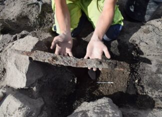 Dwa nagie miecze… złożone w miejscu pochówku Wikingów Miecz wikinga