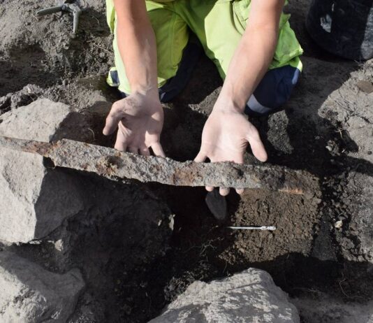 Dwa nagie miecze… złożone w miejscu pochówku Wikingów Miecz wikinga