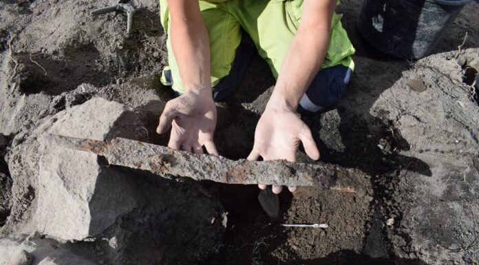 Dwa nagie miecze… złożone w miejscu pochówku Wikingów Miecz wikinga