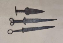 Trzy starożytne miecze w przesyłce z Ukrainy…