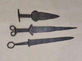 Trzy starożytne miecze w przesyłce z Ukrainy…