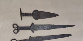 Trzy starożytne miecze w przesyłce z Ukrainy…