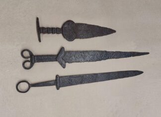 Trzy starożytne miecze w przesyłce z Ukrainy…