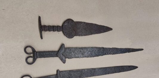 Trzy starożytne miecze w przesyłce z Ukrainy…