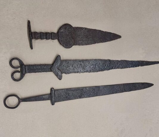 Trzy starożytne miecze w przesyłce z Ukrainy…