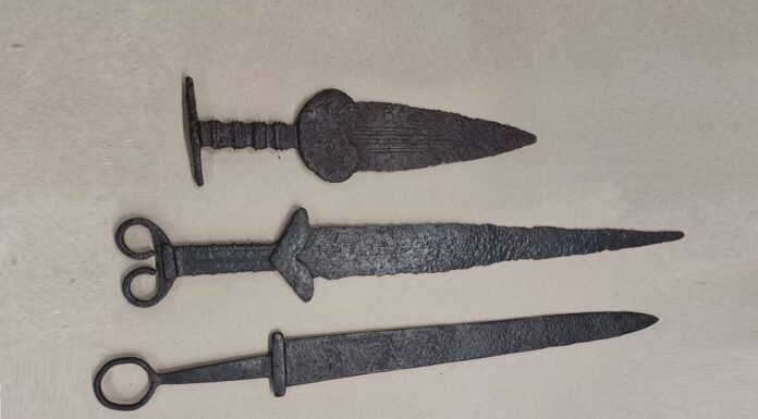 Trzy starożytne miecze w przesyłce z Ukrainy…