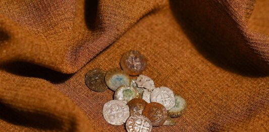 Skarb srebrnych krzyżackich monet odkryty na Mazowszu (GALERIA) Skarb Krzyżackich monet z Jadowa