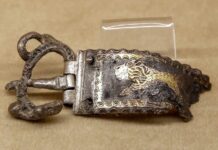 Niezwykłe skarby z jeziora Nidajno były składane w rytualnych obrzędach (GALERIA) Ozdobna klamra wykonana ze srebra zdobiona złotem