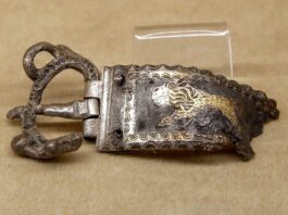 Niezwykłe skarby z jeziora Nidajno były składane w rytualnych obrzędach (GALERIA) Ozdobna klamra wykonana ze srebra zdobiona złotem