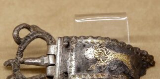 Niezwykłe skarby z jeziora Nidajno były składane w rytualnych obrzędach (GALERIA) Ozdobna klamra wykonana ze srebra zdobiona złotem