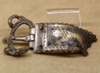 Niezwykłe skarby z jeziora Nidajno były składane w rytualnych obrzędach (GALERIA) Ozdobna klamra wykonana ze srebra zdobiona złotem