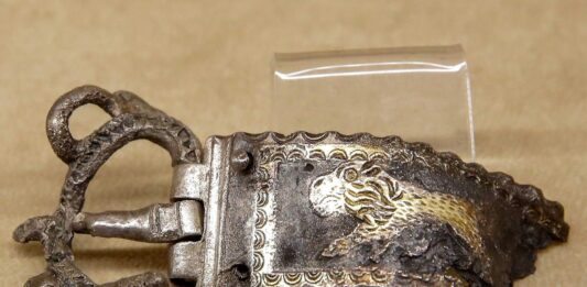 Niezwykłe skarby z jeziora Nidajno były składane w rytualnych obrzędach (GALERIA) Ozdobna klamra wykonana ze srebra zdobiona złotem