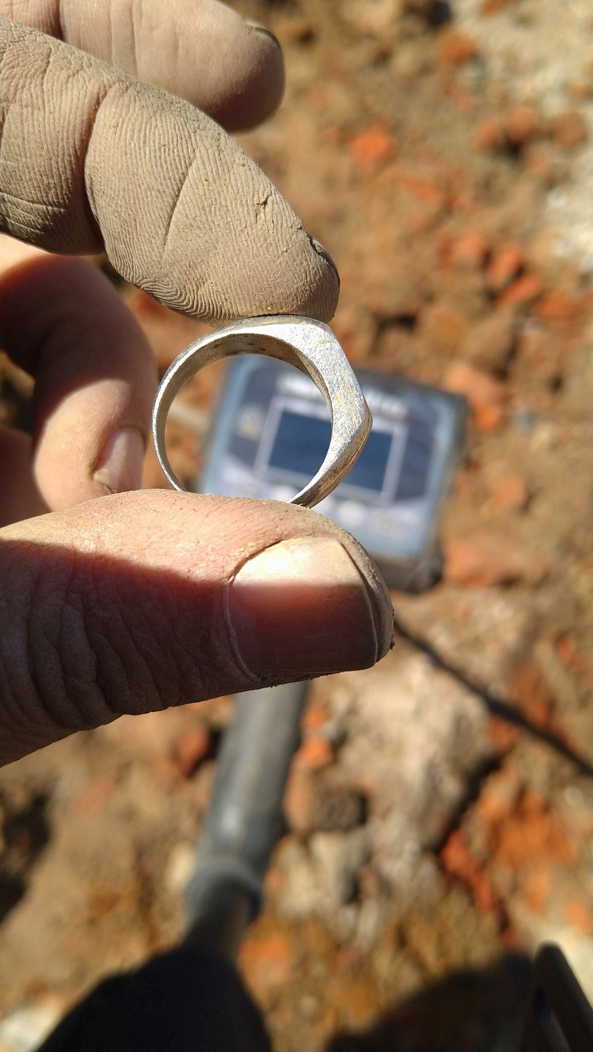 Skarb monet z Getta odkryty przez poszukiwaczy w Łodzi (GALERIA +FILM)